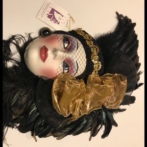 A porcelain face mask